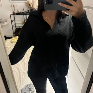 Stickad v ringad tröja - En super fin svart stickad tröja med v ringning, krage. Väl använd. Skriv vid frågor