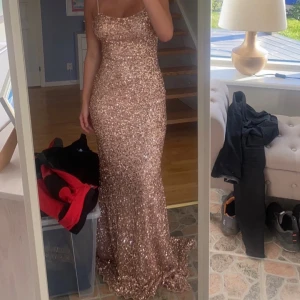 Balklänning  - Säljer nu min jättefina balklänning, endast använd en gång💕köpt för 5000kr på Dressroomlinne💕den är roseguldig i färgen 