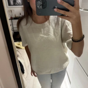 Vit stickad t shirt - En stickad vit t-shirt som knappt är använd🥰