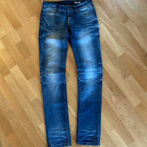 replay jeans! - feta replay jennon jeans med fet wash, storlek 28/32!