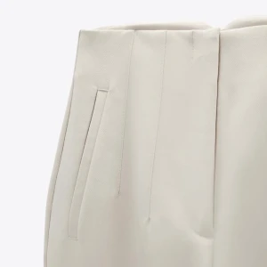 Beige kostymbyxor från Zara - Säljer ett par eleganta beige kostymbyxor från Zara. De är högmidjade och har en stilren design med raka ben. Perfekta för både kontoret och festligare tillfällen. Byxorna är i nyskick och gjorda av ett bekvämt material som ger en snygg passform.