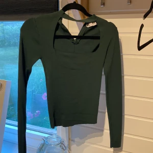 Chockertopp zara - Fin festtopp från zara. Tyvärr ett slitage (se bild). Annars fint skick