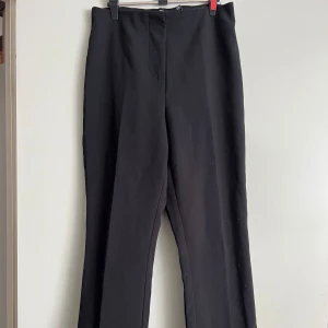 Svarta byxor från Vero Moda - Säljer ett par stilrena svarta byxor från Vero Moda. De är högmidjade och har en rak passform som ger en klassisk look. Perfekta för både vardag och fest! 🖤defekt vid resår men går att sy