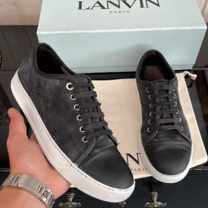 Lanvin - Säljer dessa feta  lanvin cap toe i storlek uk7 vilket motsvarar 41 men passar 42-42-5. Skick 7/10. Hör av dig vid minsta fundering!💯