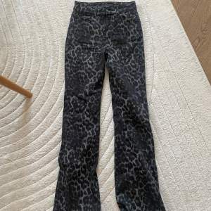 Jättesnygga leopardmönstrade byxor från calzedonia som bara har använts ett få tal gånger!