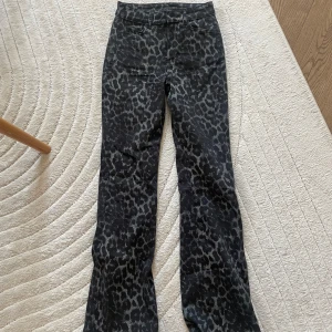 Leopardmönstrade jeans  - Jättesnygga leopardmönstrade byxor från calzedonia som bara har använts ett få tal gånger!