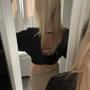 Beige kortkjol med fransar - Säljer en superfin svart blus med öppen rygg och åtsittande midja. Den kommer från Gina tricot och har används en gång. Ny pris ca 400. Priset kan diskuteras💗💗