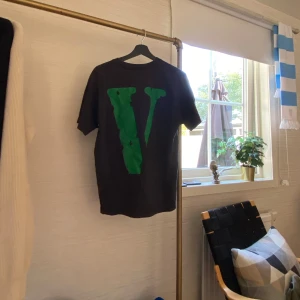 Vlone friends tee - Svart/ grön  Köpt på plugmeplease Köpt för 900kr