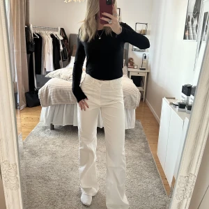 Vita jeans från Zara - Jätte fina vita jeans från Zara. Raka och långa i modellen med hög midja. storlek 36. Tecken på användning men är i bra skick. 