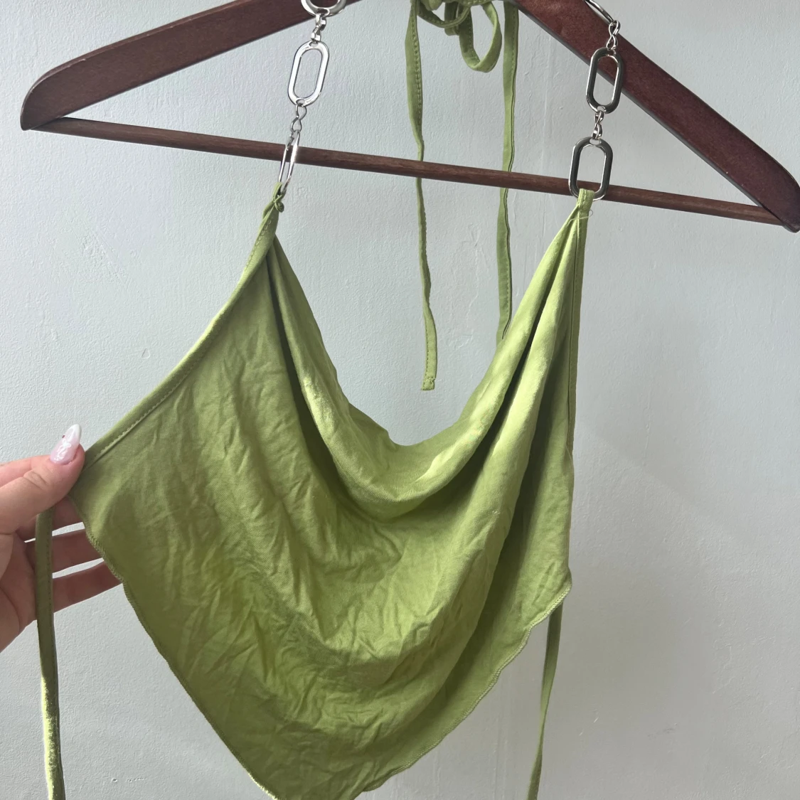 Grön axelbandslös topp med kedjedetaljer - 26