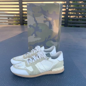 Valentino rockrunners - Säljer dessa rockrunners som e sjukt feta, använda sparsamt och skicket är 8/10. Sjukt snygg och sjukt sköna dessutom. Tveka inte på att höra av dig!🙌🏻