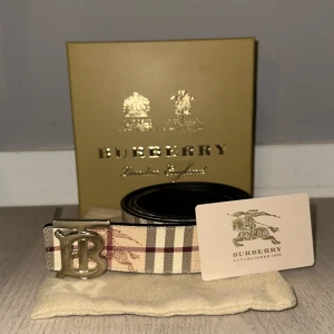 Burberry Bälte - Tja! Säljer detta skärp då det inte kommer till användning längre! Skärpet är i fint skick och sparsamt använt. Inga defekter på skärpet kond: 9/10. Bältet är 100 cm långt. Hör av er vid minsta fråga! 