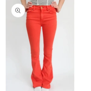 Röda jeans  - Intresekoll på dessa as balla jeans från lois! Endast använda en gång❤️Säljer endast vid bra bud!  Innerbenslängd:85cm  Midjehöjd:24cm Midjemått tvär över: 39cm 