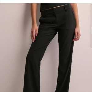 Lågmidjade kostymbyxor - Lågmidjade kostymbyxor från Nelly, älskar dessa (säljer då jag fått nya)