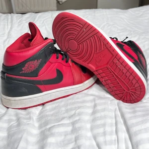 Nike Air Jordans i rött och svart - Säljer ett par snygga Nike Air Jordans i rött och svart. De är i väldigt bra skick men dom är lite creasade. de är äkta som du kan se på andra bilden. Storlek herr 40. kontakta gärna om du har frågor😁