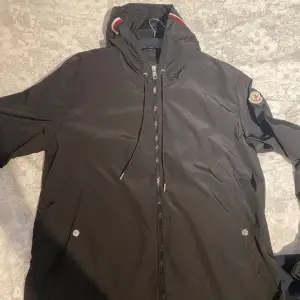 Säljer en jättefin oanvänd Moncler windbreaker, storlek L. Kontakta mig vid fler frågor och funderingar.👍