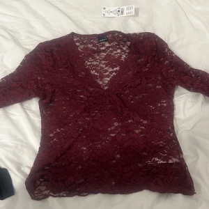 Lace top - Vinröd Lace top från Gina tricot. Nypris 299kr. Andvänd endast 1 gång. 