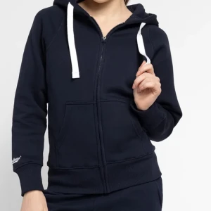 Russemerch - En marinblå hoodzip från Russemerch. Använd ca 5 gånger och har fortfarande bra kvalite❣️ Skriv vid fler frågor och om ni vill ha egna bilder❤️