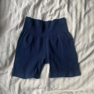 Soc shorts  - Jättefina mörkblå träningsshorts ifrån Soc. Ribbade i materialet och sitter jättefint 