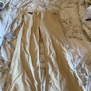 Fina beiga jeans  - Bea skixk, knappt använda & skönt material 