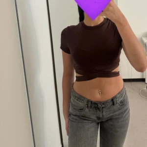 Vinröd/brun Crop Top - Normal i storleken, stretchig. Knappt använd! Passar perfekt till sommaren. 