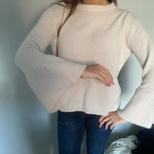 Stickad tröja - Stickad tröja i baby rosa färg. Vida ärmar. 100% Kashmir.