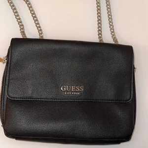 Guess axelväska  - En riktigt fin axelväska och är äkta 