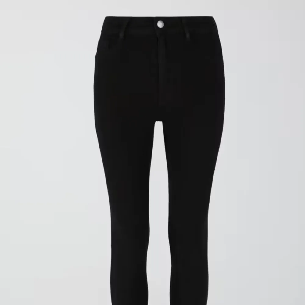 Säljer mina Molly jeans från Ginatricot, använda men i fint skick! Väldigt stretchiga så passar både S och L 💕 Nypris: 359 kr Mitt pris: 80 kr. Jeans & Byxor.