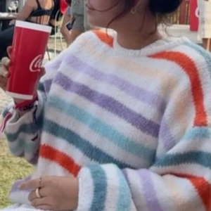 Färgglad stickad tröja - Använd 1 gång så i nyskick 
