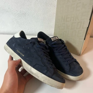Golden goose superstar - Ett par sjukt snygga golden goose superstar i storlek 44. Skorna är i grymt bra skick, 9/10. Box samt dustbag tillkommer vid köp!🙌  Hör av dig vid frågor eller fler bilder!   