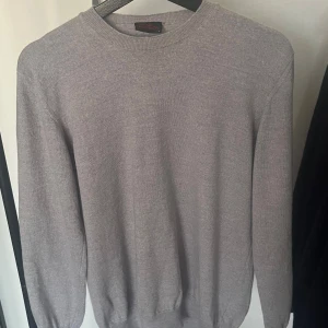 Oscar Jacobsson Merino Tröja - Säljer denna feta Oscar Jacobsson Tröja i 100% merino ull 🔥OG storleken är L men passar M och kanske lite större S ❗️Hör av dig vid minsta fundering 🙌