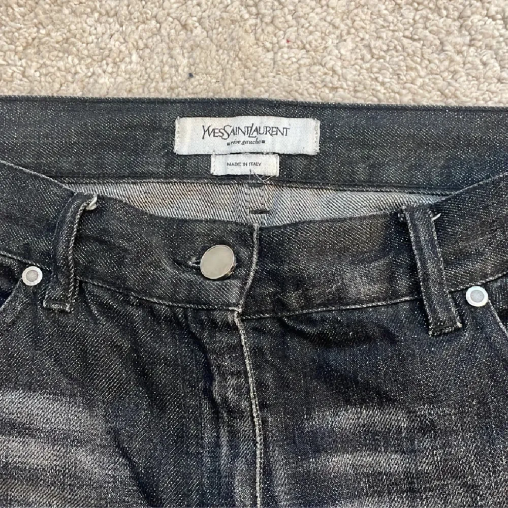 Lågmidjade Bootcut jeans från Ysl. Midjemått:41cm, har resorband för att göras mindre. Innerbenslängd:74cm Jag säljer Jeansen då de var för stora för mig.. Jeans & Byxor.