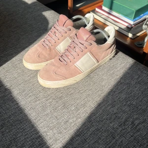 Valentino flycrew - Ett par feta valentinos i storlek 43 men passar nog 42 också. Skick 8,5/10 alla nitar kvar. Kan gå ner i pris. Möts upp i vasastan/östermalm eller fraktar på köparens bekostnad.