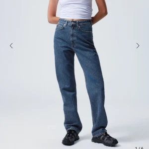 Weekday jeans - Jättebra skick. Använda 1 gång. Säljer då dessa inte är min stil. I modellen ROWE. storlek 27/32 passar mig som har 36