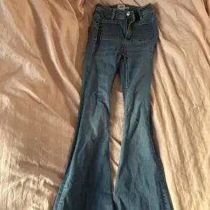 Säljer ett par snygga blå bootcut jeans. De är högmidjade, från lager ❤️ storlek xxs men väldigt långa 🫶🏼