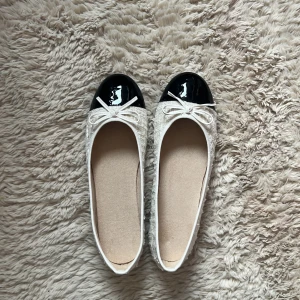Ballerina skor  - Super söta ballerina skor köpta i Köpenhamn men aldrig använda❤️ storlek 40 därför de va stora och säljer därför💕💕 