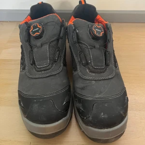 Jobbskor - Storlek 45. Innersulan fattas. Men fint skick i övrigt. Se bilder. 