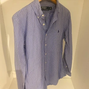 Ralph Lauren skjorta  - Hej! Säljer nu min skjorta från märket polo Ralph Lauren, storlek M fint skick, tveka inte på att höra av dig om du har frågor eller funderingar kring skjortan!