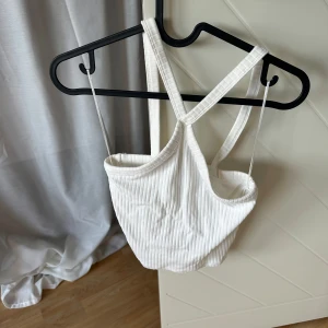 Topp - Vit topp från Ginatricot, aldrig använd. Storlek S 