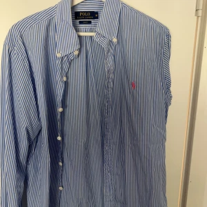 Ralph lauren skjorta - 9,5/10 skick | knappt använd | skjortan är slim fit | randig och vit färg | skriv för fler frågor och bilder