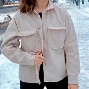 Kappa - Jätte fin kappa som aldrig är använd, rätt så tunn så passar tidig höst och på våren! 