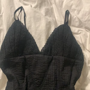 Helt ny Zara klänning  - Svart supersnygg zara klänning. Helt ny och aldrig använd. Säljer pga att jag behöver rensa min garderob💗