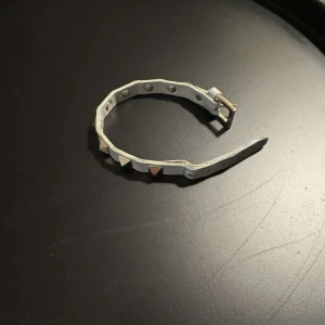 Valentino armband - Tjena säljer detta ljusblåa valentino armband som är i perfekt skick. För mer bilder eller andra frågor är det bara att skriva! Mvh Isak!