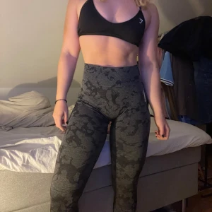 Gymshark leggings - Camoflage tränings tights i storlek M från Gymshark🫶 superbra skick och använda ett par gånger. Nypris 599kr