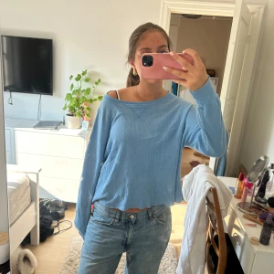 Sweatshirt  - Najs lite chill blå sweatshirt som är väldigt bekväm. Storlek XS men passar S med.