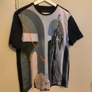 Limitato t shirt - Sjukt snygg T-shirt från Limitato 🔥 Skick 8/10 Ny pris runt 1700kr  pga en lite färg fläck på magen men man ser den knappt när man har på sig den 