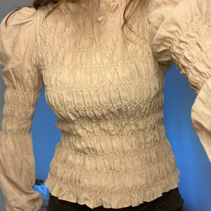 Blus - Så fin höst blus från hm, nyskick från sellpy men passade inte mig som jag tänkt🥰
