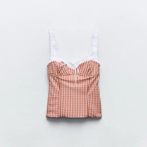 Rutig zara topp - Säljer denna skit snygga zara topp då jag råka beställa två och inte kan lämna tillbaka. Den är aldrig använd och har lappen kvar! Säljer för 250😊 storlek S