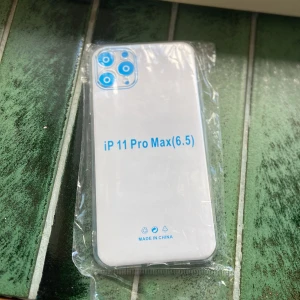 Genomskinligt skal iphone 11 Pro Max - Genomskinligt skal iphone 11 Pro Max. Helt oanvän då jag råkade köp fel storlek, o hoppas nu att de ska komma till användning!💗