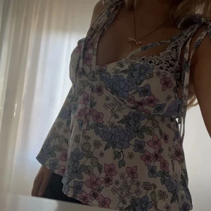 Gullig topp - En oanvänd gullig blommig topp💕